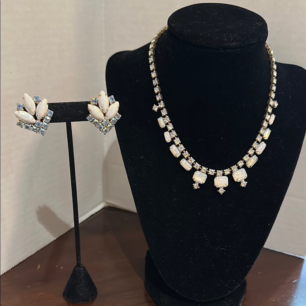 Gold and Cream Necklace with Elegant Cascade Design